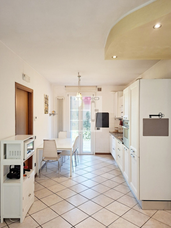 Proponiamo, in centro a Loreggia, appartamento al PIANO TERRA CON GIARDINO.

In contesto UNICO di...