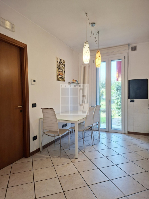 Proponiamo, in centro a Loreggia, appartamento al PIANO TERRA CON GIARDINO.

In contesto UNICO di...