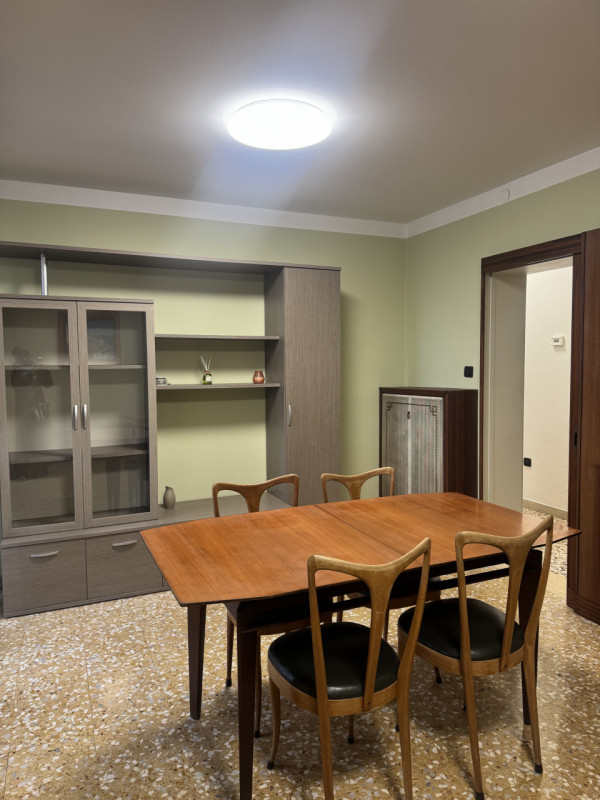 Padova – zona FORCELLINI

Affittasi stanza singola ampia e luminosa, arredata con letto matrimoni...