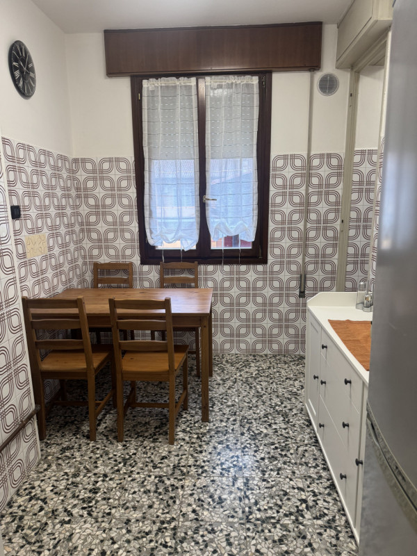 Padova – zona FORCELLINI

Affittasi stanza singola ampia e luminosa, arredata con letto matrimoni...