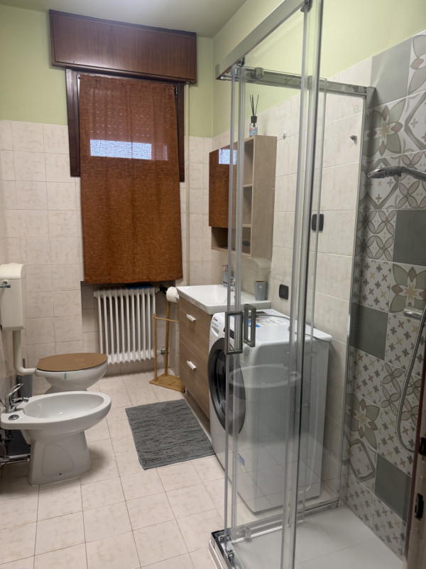 Padova – zona FORCELLINI

Affittasi stanza singola ampia e luminosa, arredata con letto matrimoni...