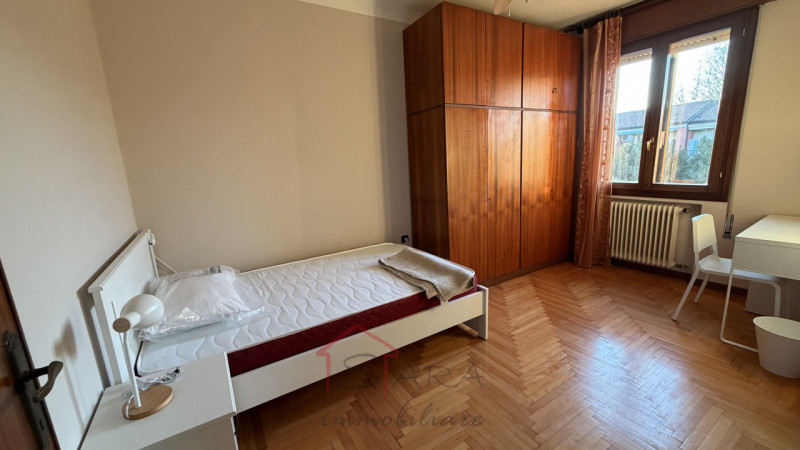 Padova – zona FORCELLINI

Affittasi stanza singola ampia e luminosa, arredata con letto matrimoni...