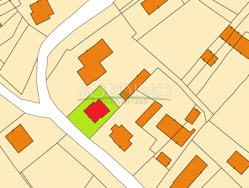 CASTAGNITO. Graziosa villetta indipendente con giardino.