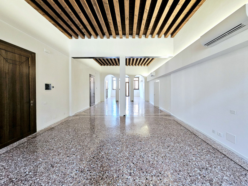 Nel cuore del centro di Este, proponiamo in affitto un elegante e spazioso ufficio al piano terra...