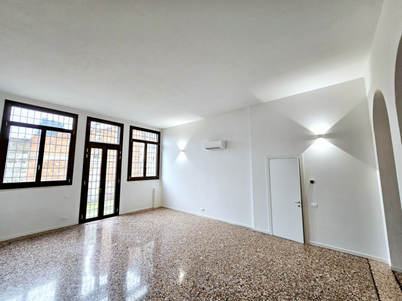 Nel cuore del centro di Este, proponiamo in affitto un elegante e spazioso ufficio al piano terra...