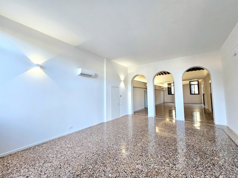 Nel cuore del centro di Este, proponiamo in affitto un elegante e spazioso ufficio al piano terra...