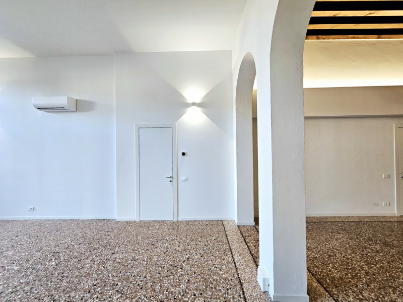 Nel cuore del centro di Este, proponiamo in affitto un elegante e spazioso ufficio al piano terra...