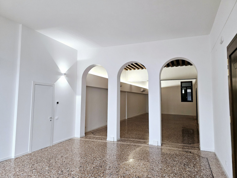 Nel cuore del centro di Este, proponiamo in affitto un elegante e spazioso ufficio al piano terra...