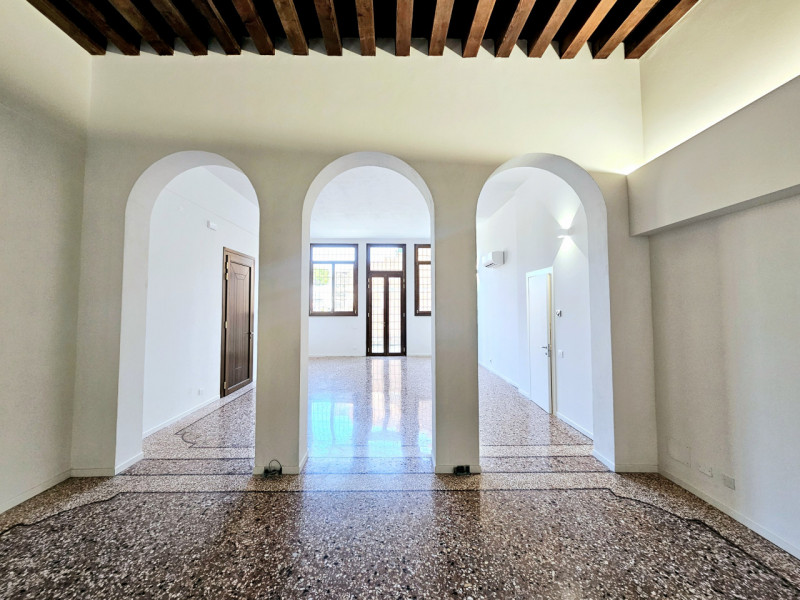 Nel cuore del centro di Este, proponiamo in affitto un elegante e spazioso ufficio al piano terra...