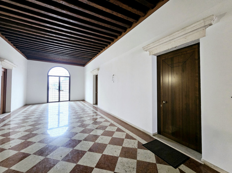 Nel cuore del centro di Este, proponiamo in affitto un elegante e spazioso ufficio al piano terra...