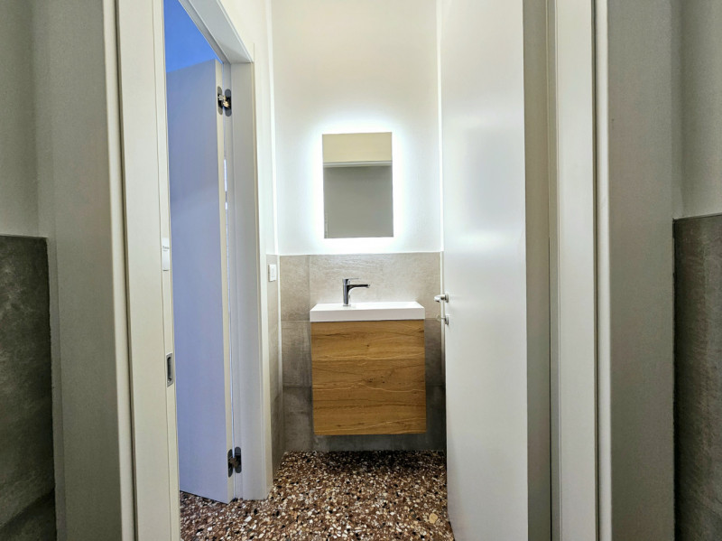 Nel cuore del centro di Este, proponiamo in affitto un elegante e spazioso ufficio al piano terra...