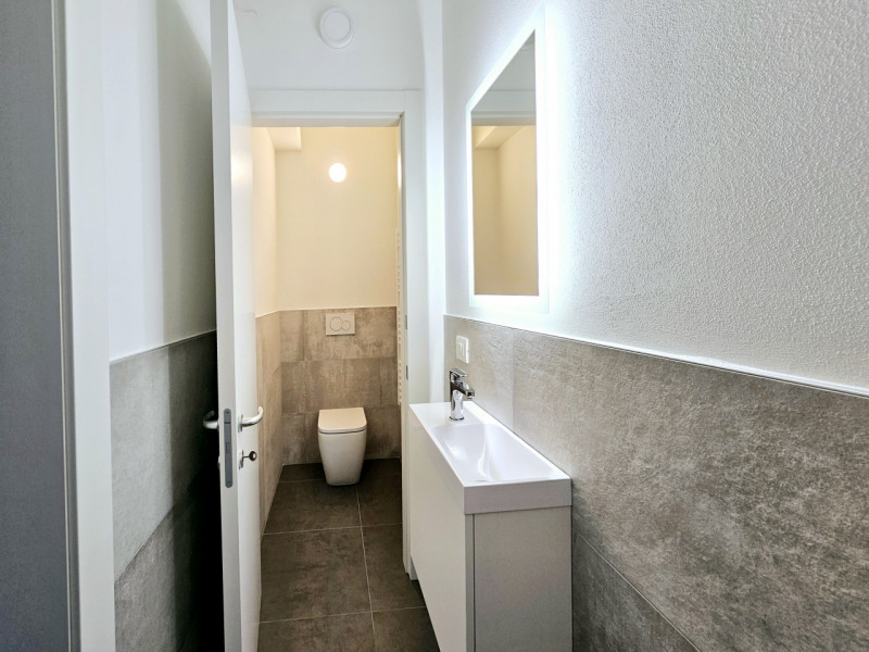 Nel cuore del centro di Este, proponiamo in affitto un elegante e spazioso ufficio al piano terra...