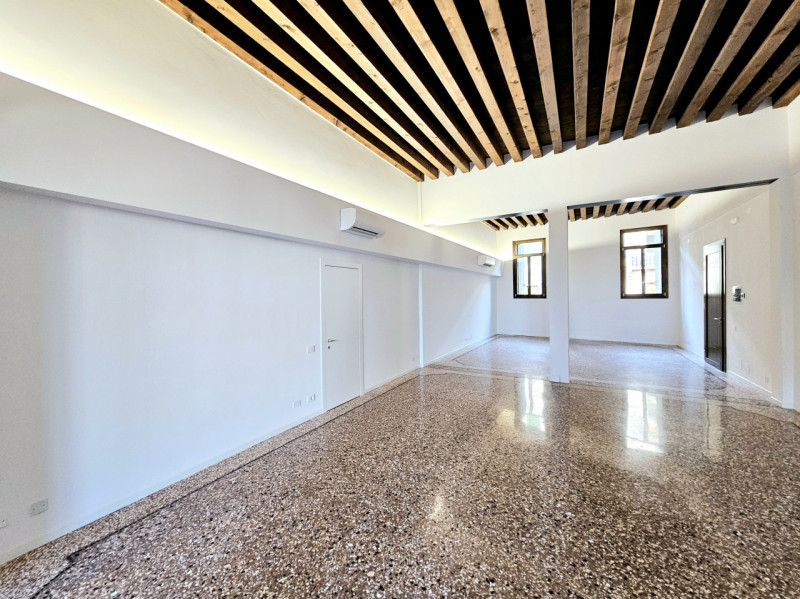 Nel cuore del centro di Este, proponiamo in affitto un elegante e spazioso ufficio al piano terra...