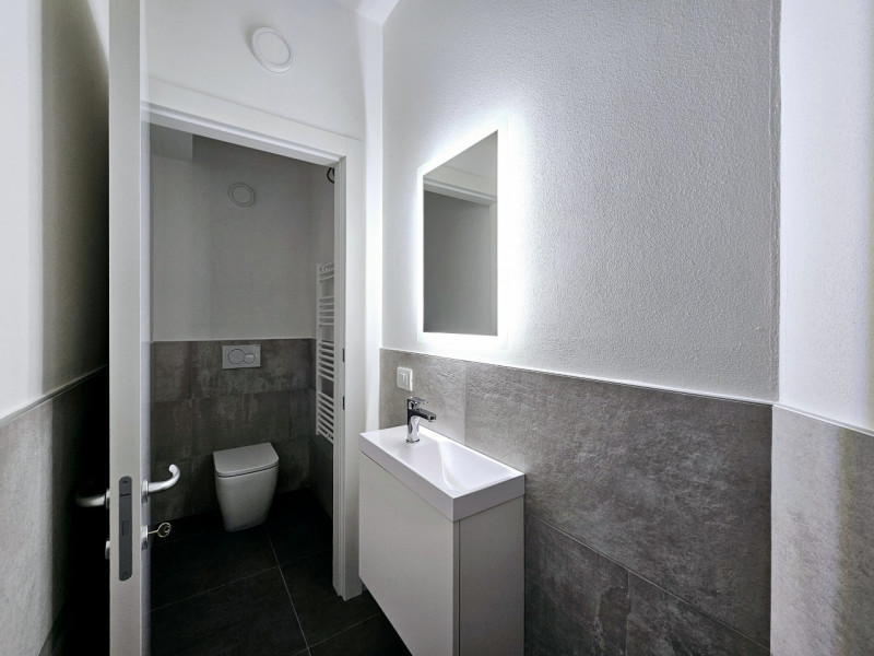 Nel cuore del centro di Este, proponiamo in affitto un elegante e spazioso ufficio al piano terra...