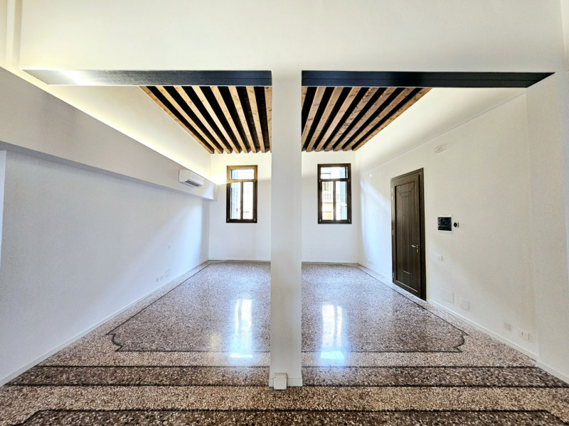 Nel cuore del centro di Este, proponiamo in affitto un elegante e spazioso ufficio al piano terra...