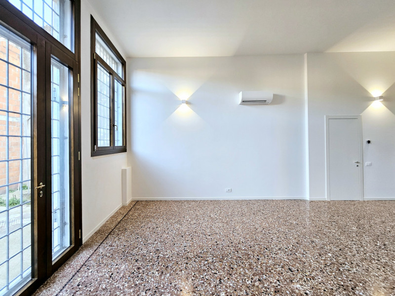 Nel cuore del centro di Este, proponiamo in affitto un elegante e spazioso ufficio al piano terra...