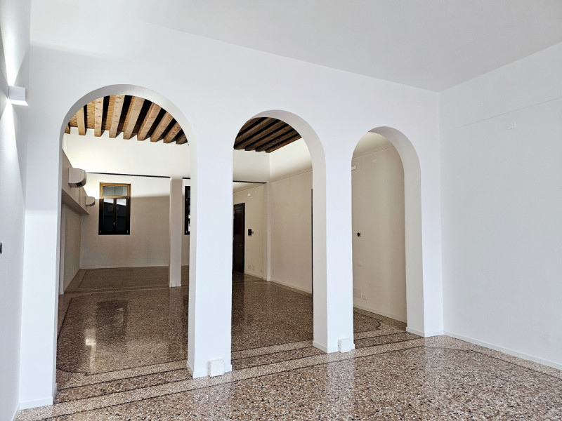 Nel cuore del centro di Este, proponiamo in affitto un elegante e spazioso ufficio al piano terra...