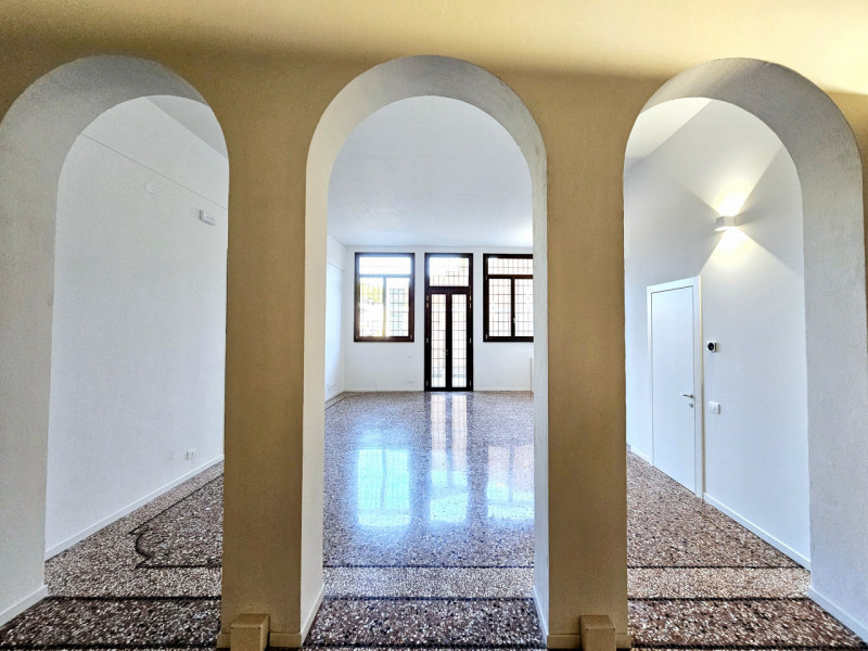 Nel cuore del centro di Este, proponiamo in affitto un elegante e spazioso ufficio al piano terra...