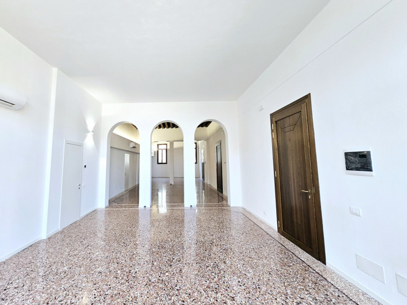 Nel cuore del centro di Este, proponiamo in affitto un elegante e spazioso ufficio al piano terra...