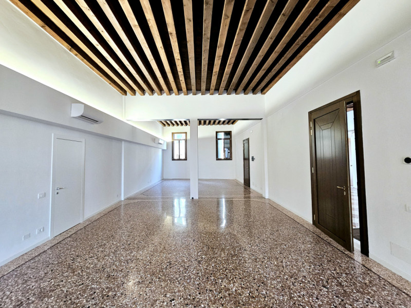 Nel cuore del centro di Este, proponiamo in affitto un elegante e spazioso ufficio al piano terra...