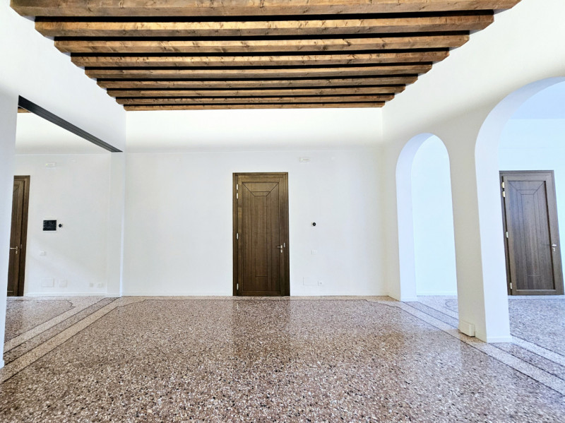 Nel cuore del centro di Este, proponiamo in affitto un elegante e spazioso ufficio al piano terra...