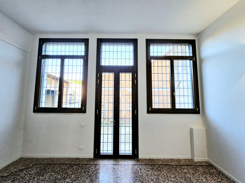 Nel cuore del centro di Este, proponiamo in affitto un elegante e spazioso ufficio al piano terra...