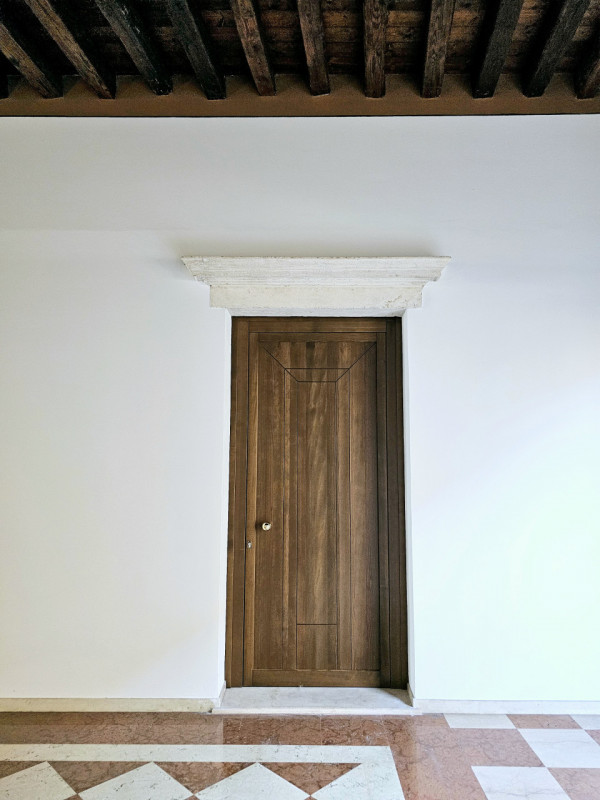 Nel cuore del centro di Este, proponiamo in affitto un elegante e spazioso ufficio al piano terra...