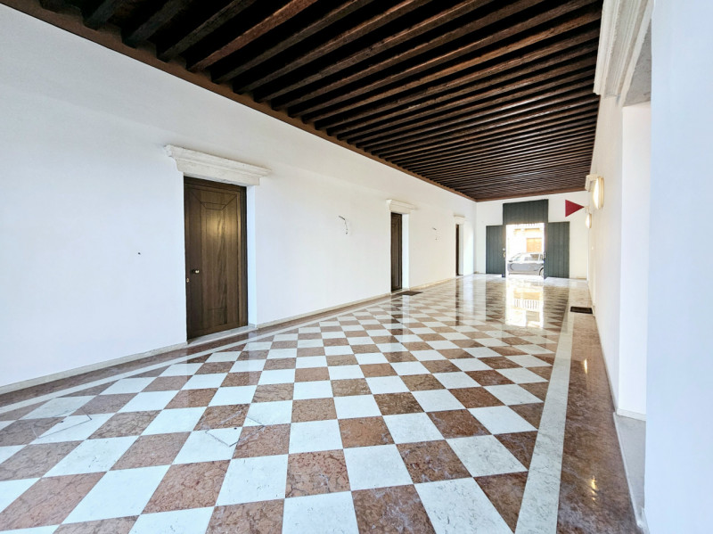 Nel cuore del centro di Este, proponiamo in affitto un elegante e spazioso ufficio al piano terra...