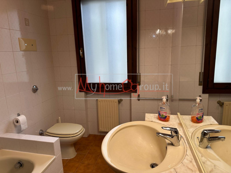 CADONEGHE: Appartamento al secondo piano completamente arredato a nuovo, composto di ingresso, so...