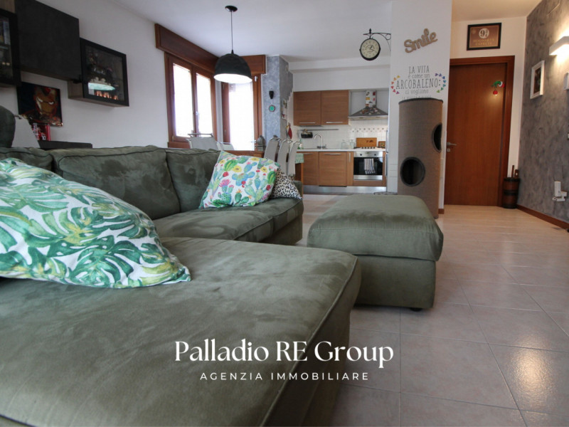 Nel cuore della tranquilla frazione di Castelnovo ad Isola Vicentina, proponiamo in vendita un am...