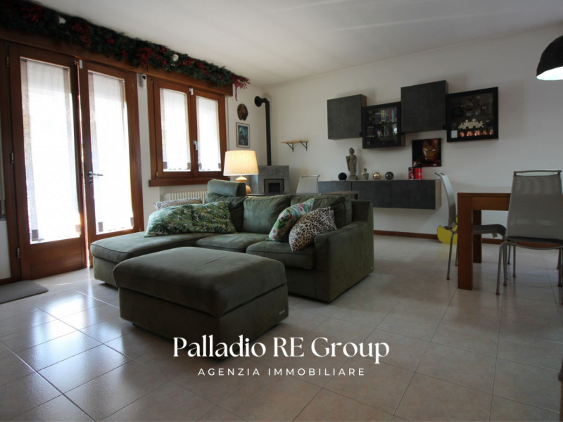 Nel cuore della tranquilla frazione di Castelnovo ad Isola Vicentina, proponiamo in vendita un am...