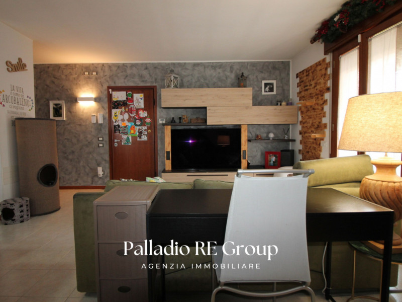 Nel cuore della tranquilla frazione di Castelnovo ad Isola Vicentina, proponiamo in vendita un am...