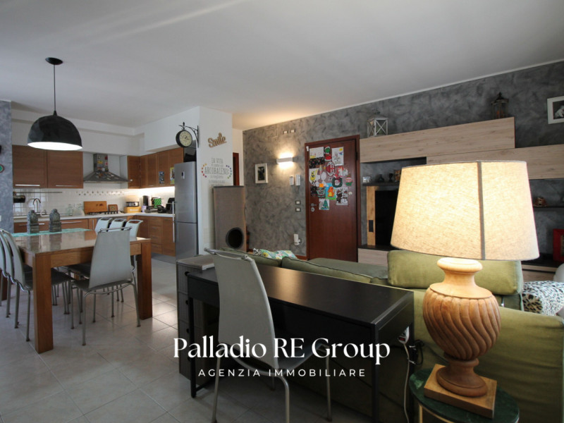 Nel cuore della tranquilla frazione di Castelnovo ad Isola Vicentina, proponiamo in vendita un am...