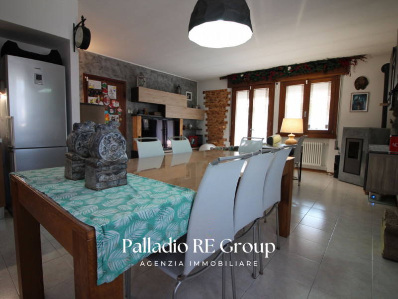 Nel cuore della tranquilla frazione di Castelnovo ad Isola Vicentina, proponiamo in vendita un am...