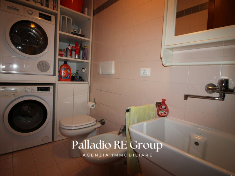 Nel cuore della tranquilla frazione di Castelnovo ad Isola Vicentina, proponiamo in vendita un am...