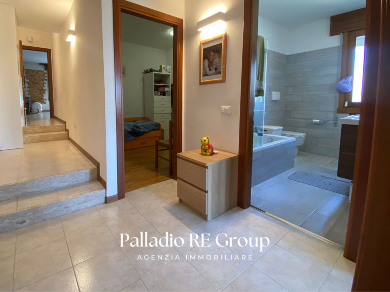 Nel cuore della tranquilla frazione di Castelnovo ad Isola Vicentina, proponiamo in vendita un am...