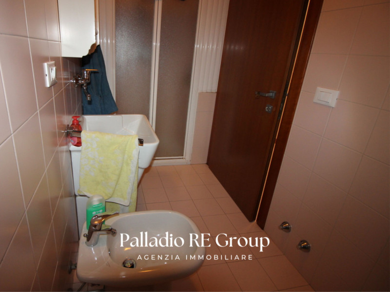 Nel cuore della tranquilla frazione di Castelnovo ad Isola Vicentina, proponiamo in vendita un am...