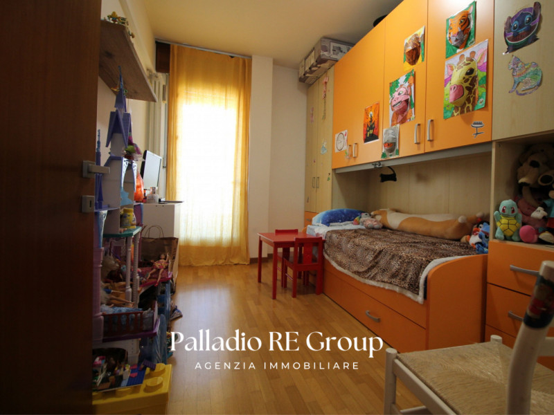 Nel cuore della tranquilla frazione di Castelnovo ad Isola Vicentina, proponiamo in vendita un am...