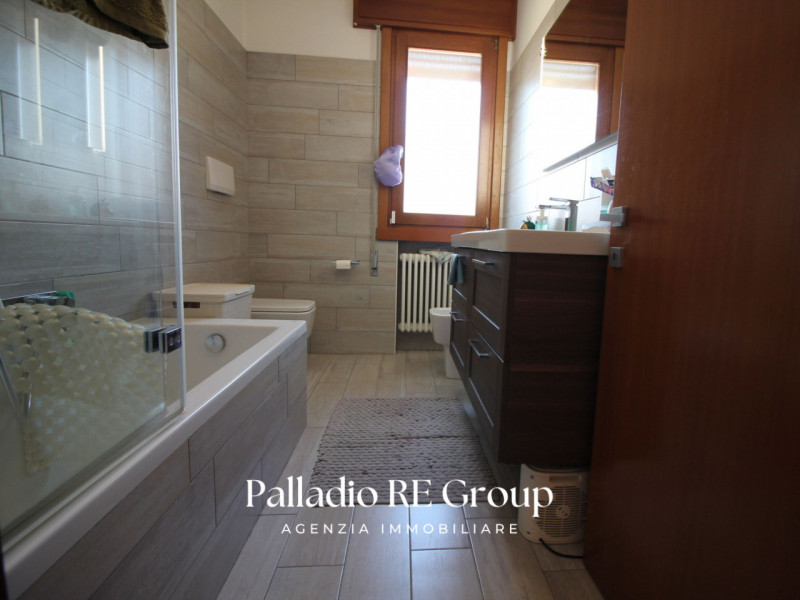 Nel cuore della tranquilla frazione di Castelnovo ad Isola Vicentina, proponiamo in vendita un am...