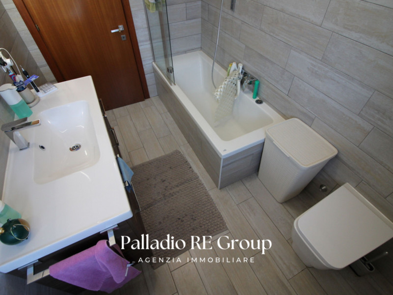 Nel cuore della tranquilla frazione di Castelnovo ad Isola Vicentina, proponiamo in vendita un am...