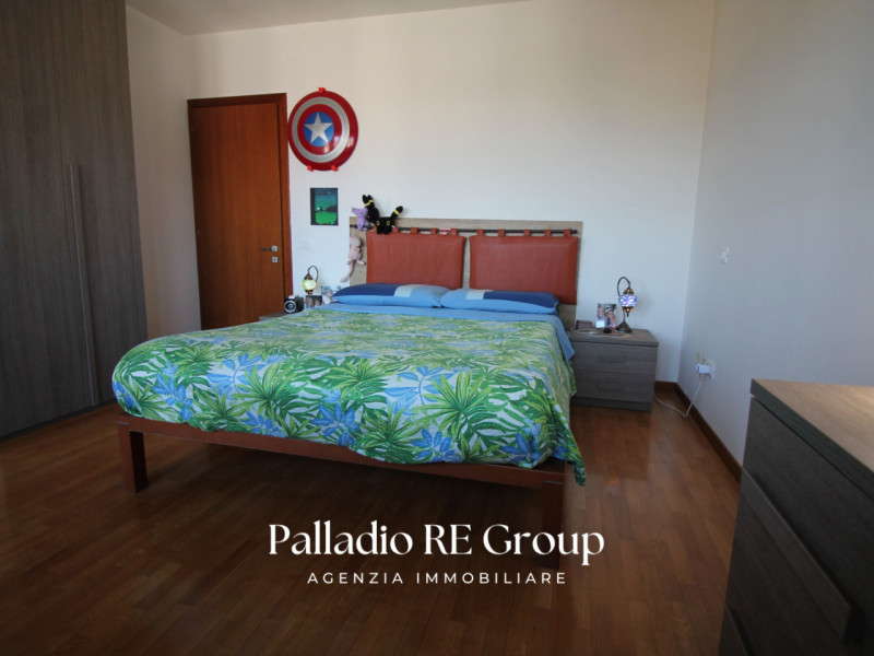 Nel cuore della tranquilla frazione di Castelnovo ad Isola Vicentina, proponiamo in vendita un am...