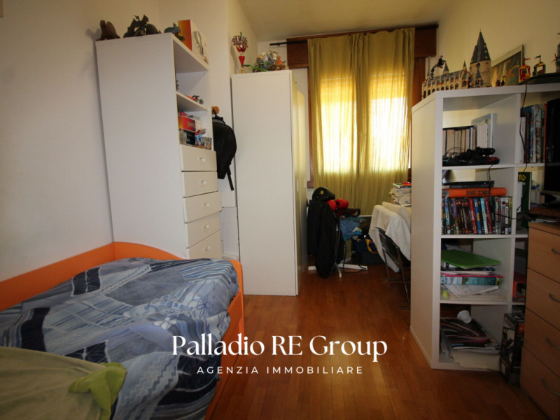 Nel cuore della tranquilla frazione di Castelnovo ad Isola Vicentina, proponiamo in vendita un am...