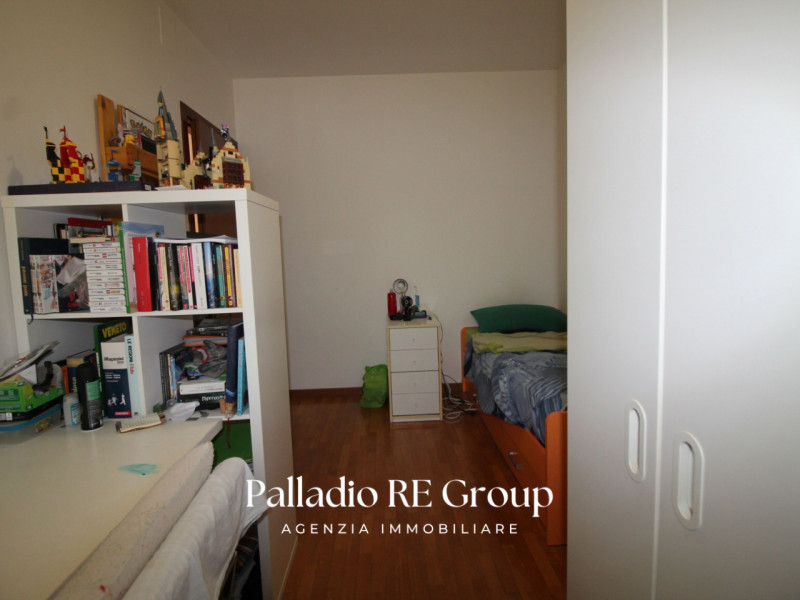 Nel cuore della tranquilla frazione di Castelnovo ad Isola Vicentina, proponiamo in vendita un am...