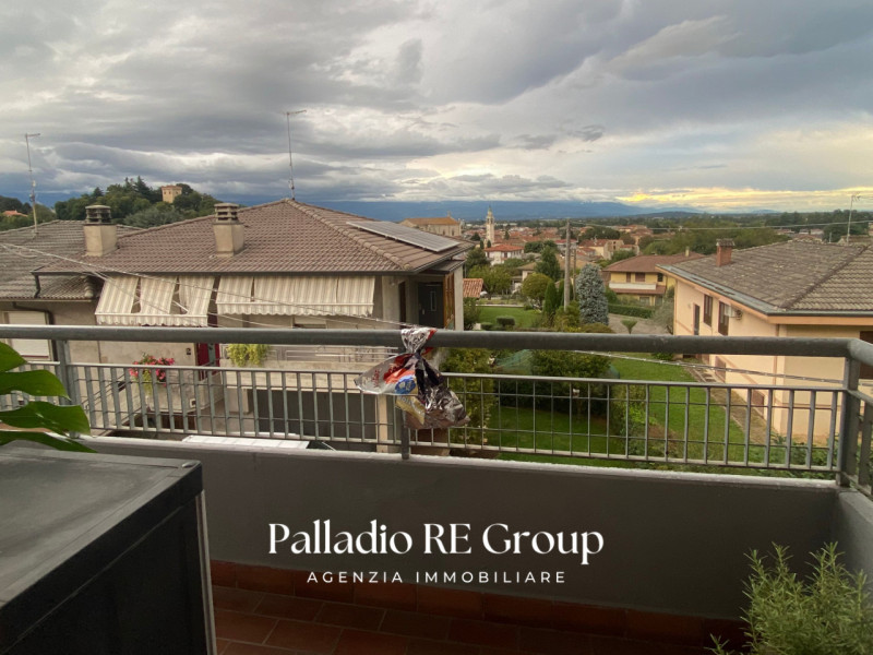 Nel cuore della tranquilla frazione di Castelnovo ad Isola Vicentina, proponiamo in vendita un am...