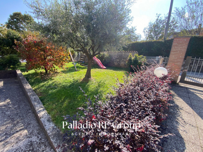 Nel cuore della tranquilla frazione di Castelnovo ad Isola Vicentina, proponiamo in vendita un am...