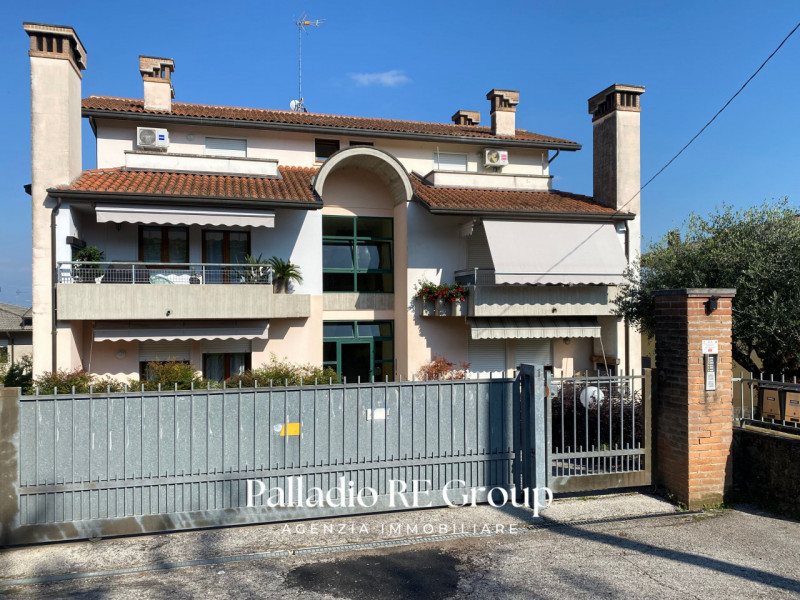 Nel cuore della tranquilla frazione di Castelnovo ad Isola Vicentina, proponiamo in vendita un am...