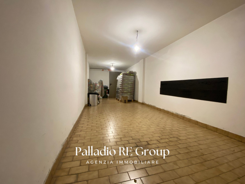 Nel cuore della tranquilla frazione di Castelnovo ad Isola Vicentina, proponiamo in vendita un am...