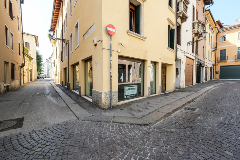 Inserito in una curata palazzina, ristrutturata ad inizio anni 2000, tra piazza Duomo e piazza Ca...