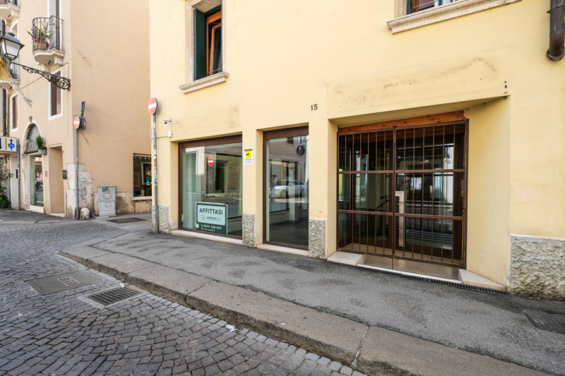 Inserito in una curata palazzina, ristrutturata ad inizio anni 2000, tra piazza Duomo e piazza Ca...