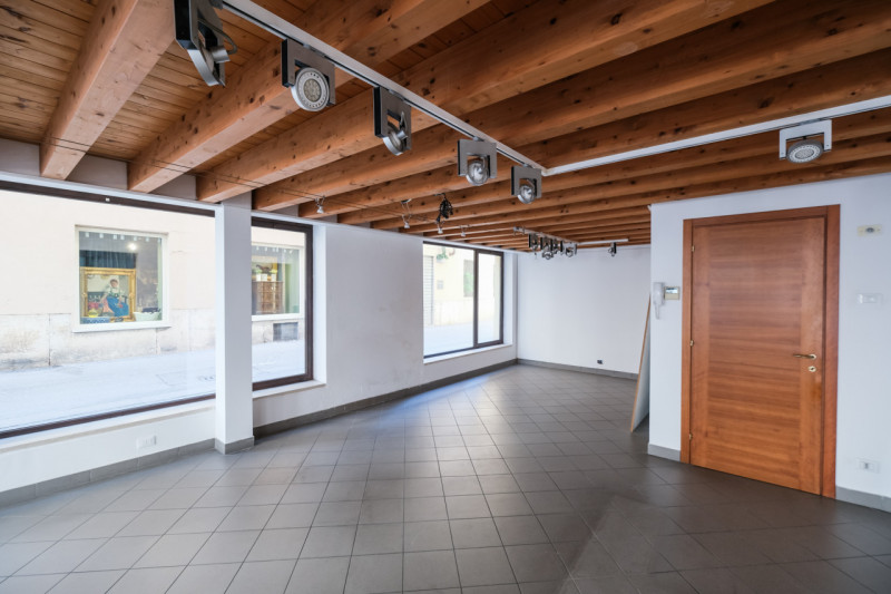 Inserito in una curata palazzina, ristrutturata ad inizio anni 2000, tra piazza Duomo e piazza Ca...